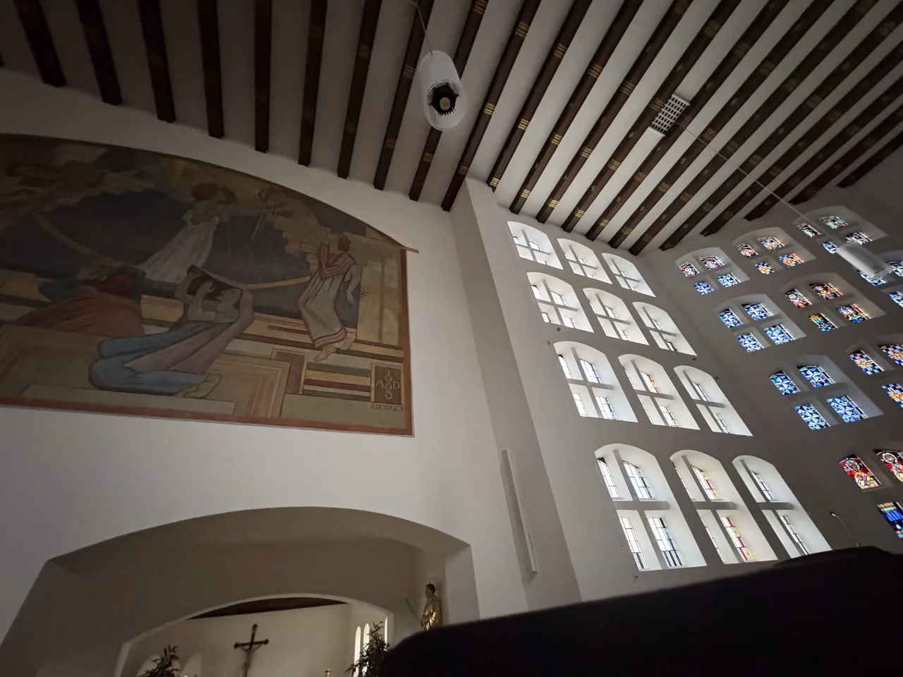Wandgemälde und Kirchenfenster