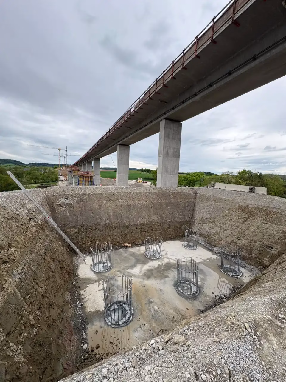 Grube mit Pfählen für einen neuen Brückenpfeiler